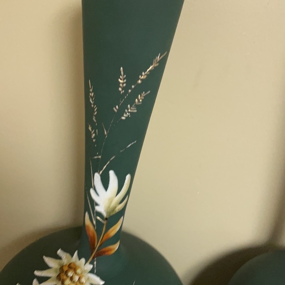Pair of Vintage beautiful hand painted green flower vases - Picture 3 of 10